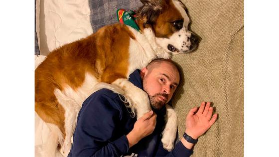 Ricardo Quevedo y Lupe, su mascota