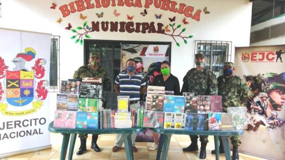 entrega de libros niños Vaupés