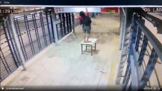 Con la ayuda de una mesa, ladrón se robó tres lámparas de Transmetro