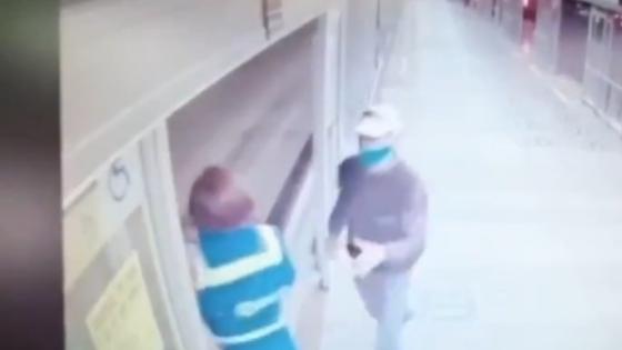VIDEO | Atracan con puñal a taquillera de Transmilenio 