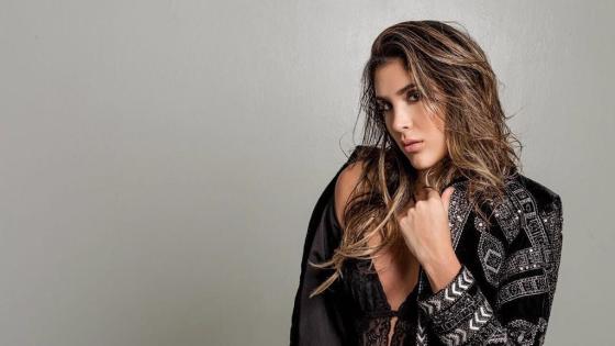 Daniela Ospina lució su cuerpo en la playa con atrevido bikini