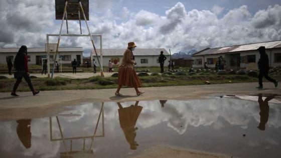 Estudiantes del municipio de Palcoco, en el altiplano de La Paz, asisten a clases día por medio, divididos en dos grupos y con medias de bioseguridad.