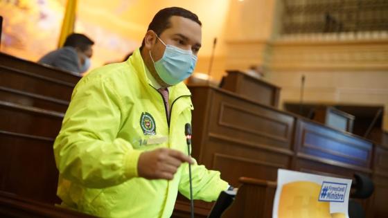 Congresista se vistió de Policía para debate contra Diego Molano 