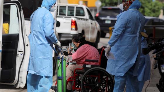 Fotografía de archivo de algunos paramédicos que trasladan a un paciente sospechosa de tener la covid-19 al Hospital San Felipe en Tegucigalpa (Honduras).