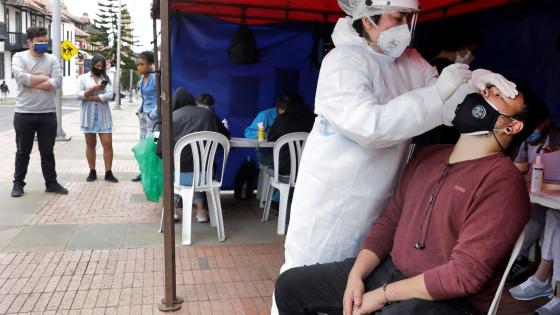 Un hombre se somete a una prueba de covid-19, en Bogotá (Colombia)