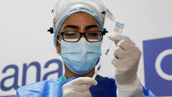 Fotografía de archivo de una enfermera mientras prepara una dosis de la vacuna de Sinovac contra la Covid-19 en Bogotá (Colombia).