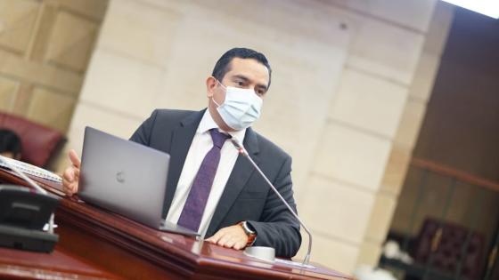 Pese a denunciar maltrato, Edward Rodríguez seguirá en el Centro Democrático