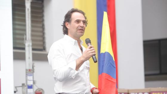 'Fico' Gutiérrez entrega más de un millón de firmas para avalar su candidatura 