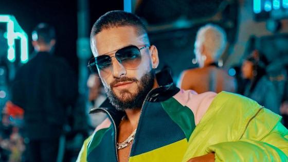 El extravagante gesto de Maluma en votaciones