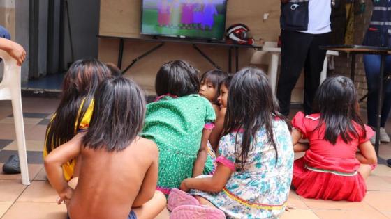 Niños de una escuela cantan y rezan para protegerse de las balas en el Cauca