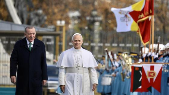 El papa León XIV y el presidente turco, Recep Tayyip Erdogan (i), pasan revista a la guardia de honor durante la ceremonia de bienvenida celebrada este jueves en Ankara, primera parada del primer viaje de su papado, que lo lleva a Turquía y Líbano desde hoy hasta el 2 de diciembre. 