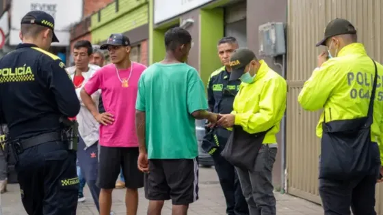 Policías realizando operativo