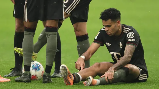 Luis Díaz en el banquillo contra el Leverkusen