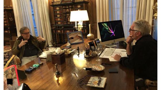Fotografía sin fecha específica de toma publicada por los demócratas del Comité de Supervisión de la Cámara Baja (Oversight Dems) donde aparece Jeffrey Epstein (d) hablando en una oficina con el exasesor de Donald Trump en la Casa Blanca, Steve Bannon. 