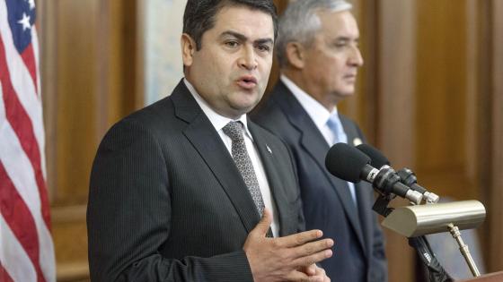 Fotografía de archivo del 24 de julio de 2014 del entonces presidente de Honduras, Juan Orlando Hernández, hablando durante una reunión en el Capitolio de Washington (Estados Unidos). El expresidente hondureño Juan Orlando Hernández, condenado en Estados Unidos por narcotráfico, fue liberado este lunes, según los registros actualizados del Federal Bureau of Prisons (BOP), tras recibir un perdón total del presidente estadounidense Donald Trump.