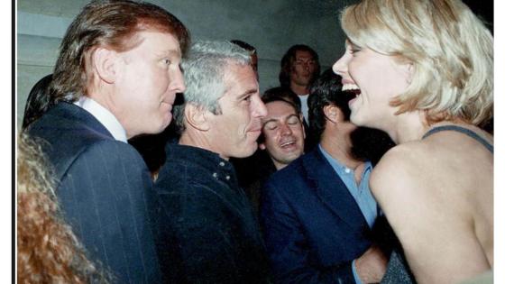 Fotografía sin fecha específica de toma publicada por los demócratas del Comité de Supervisión de la Cámara Baja (Oversight Dems) del presidente de los Estados Unidos, Donald Trump (i), hablando con una mujer junto a Jeffrey Epstein.