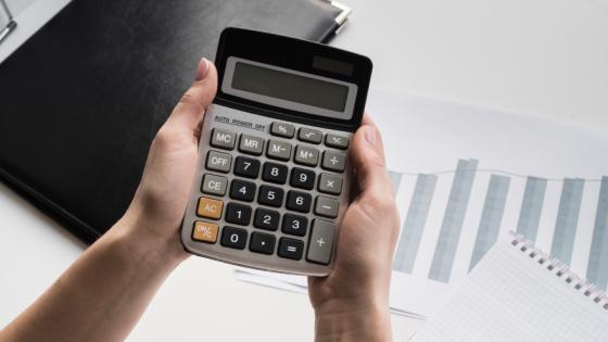 Imagen de referencia de persona haciendo cuentas.