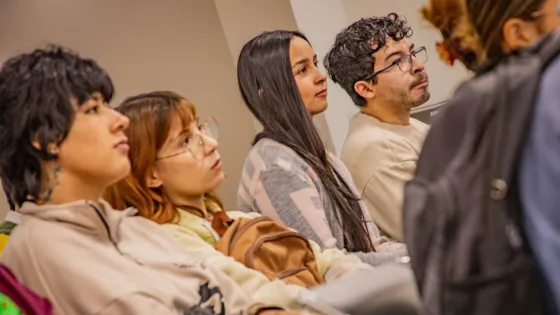 Así se informan los jóvenes en política: video, redes y WhatsApp