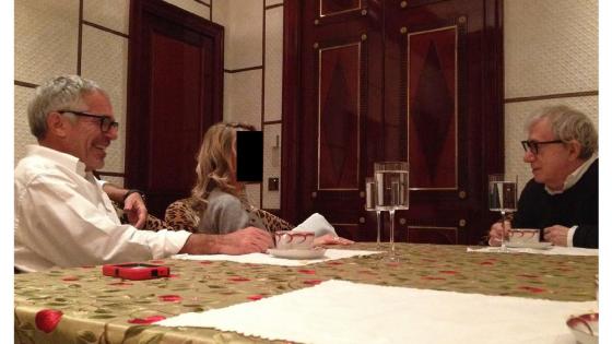 Fotografía sin fecha específica de toma publicada por los demócratas del Comité de Supervisión de la Cámara Baja (Oversight Dems) donde aparece Jeffrey Epstein (i) hablando con el director de cine Woody Allen (d). 