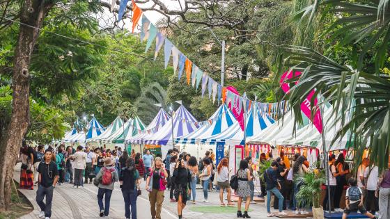 eria comercial en Medellin (Colombia). Medellín busca atraer visitantes "que valoren la sostenibilidad" y "el respeto por la comunidad" en la Conferencia Anual de la Asociación de Operadores Turísticos de Estados Unidos (USTOA, por sus siglas en inglés), que se desarrolla hasta este viernes en Maryland. 