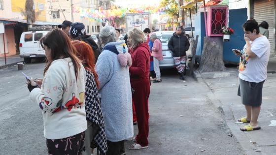 Personas salen a la calle tras un sismo este viernes, en Ciudad de México (México). Un sismo de magnitud 6,5 en la escala Richter se registró en México a las 7.58 hora local (13.58 GMT), según informó el Servicio Sismológico Nacional. 