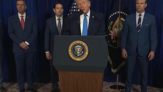 Captura de video tomada de una transmisión de La Casa Blanca del presidente de Estados Unidos, Donald Trump (c), durante una declaración junto al secretario de Estado Marco Rubio (2-i) y el secretario de Guerra Pete Hegseth (d) este sábado, desde Palm Beach (FL, EE.UU.).
