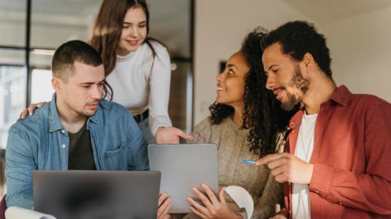 Imagen de referencia de personas trabajando.