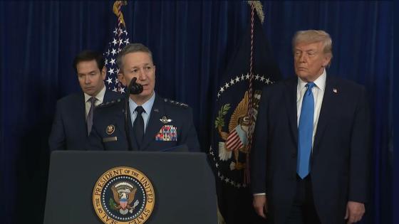 Captura de video tomada de una transmisión de La Casa Blanca del presidente de Estados Unidos, Donald Trump, escuchando al presidente del Estado Mayor Conjunto estadounidense Dan Caine (c) durante una declaración este sábado, desde Palm Beach (FL, EE.UU.).