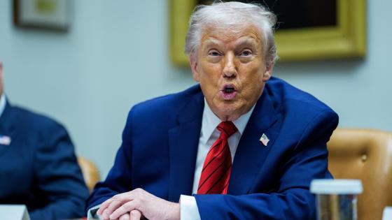 Fotografía de archivo del 10 de diciembre de 2025 que muestra al presidente de Estados Unidos, Donald Trump, hablando en una reunión en Washington (EE.UU.).