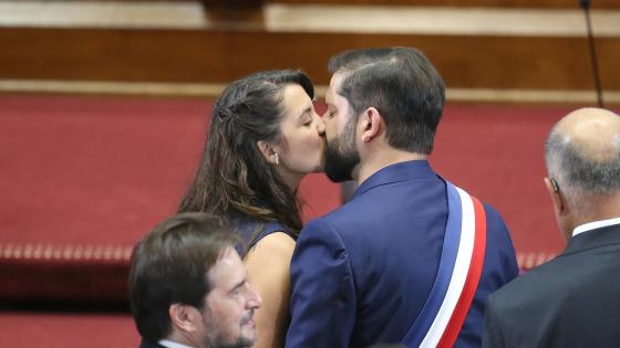 El presidente saliente de Chile, Gabriel Boric (d) saluda a su pareja Paula Carrasco, durante la ceremonia de investidura este miércoles, en Valparaíso (Chile). "Ha sido un orgullo gigante haberles servido, les prometo que lo he hecho con muchísima convicción y con muchísimo orgullo" dijo Boric.