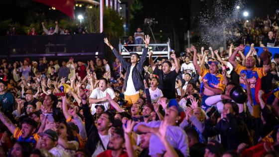 Personas celebran la victoria de Venezuela ante Estados Unidos en la final del Clásico Mundial de Béisbol 2026 este martes, en Caracas (Venezuela). 