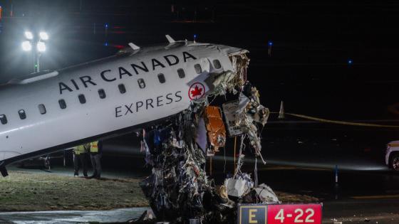 Los servicios de emergencia trabajan en el lugar del accidente de un avión de Air Canada en el Aeropuerto Internacional LaGuardia, en el distrito de Queens, Nueva York, EE. UU., este lunes. 